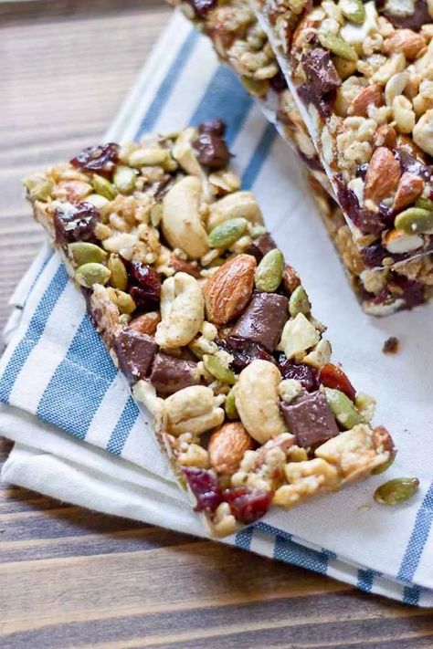 10 Must-Make Healthy Homemade Granola Bars | Nutrition in the Kitch Homemade Breakfast Bars, Homemade Kind Bars, Cashew Granola, Homemade Granola Bars Healthy, Breakfast Bars Recipe, Homemade Granola Healthy, Menu Sarapan Sehat, Kek Lapis, Biscuits Diététiques