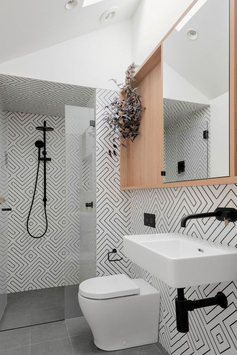 Small Bathroom Tile Ideas, Mini Bad, Trendy Bathroom Tiles, Small Bathroom Tiles, White Wall Tiles, Contemporary Bathroom Designs, Backsplash Designs, Bathroom Tile Designs, Bathroom Backsplash