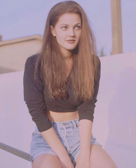 Drew Barrymore 90s, Drew Barrymore Style, Kibbe Romantic, 90’s Hairstyles, 90s Actresses, 90s Pop Culture, Fashion 90s, 90s Looks, 90s Outfit