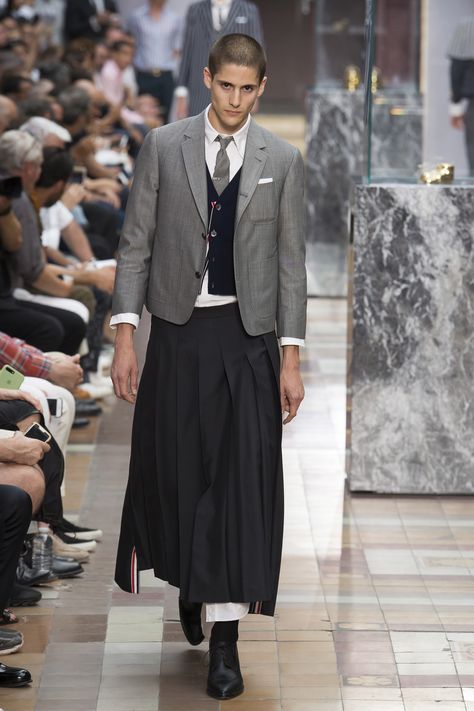 See the complete Thom Browne Spring 2018 Menswear collection. Corporate Goth Outfits, Goth Outfits Men, Boys In Skirts, Guys In Skirts, Men Wearing Skirts, Corporate Goth, Gender Fluid Fashion, Menswear Fashion Show, Androgynous Fashion