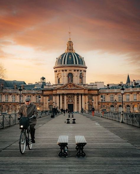 Zigzag on Instagram: "Autrefois connu pour les cadenas accrochés à son grillage, le pont des Arts reste un incontournable de Paris. 🔒💌 Il va d'ailleurs être rénové pendant près de huit mois pour retrouver toute sa splendeur ! 👷‍♂️ 📸 @wonguy974 #parisianescapes #paris #pariszigzag #visitepariszigzag #Paris #Parigi #visitParis #beautifuldestinations #photooftheday #picoftheday #travel #France #visitFrance #goodday #topparisphoto #igersfrance#instagood #visit #traveladdict #igersparis #parisje Pont Des Arts Paris, Parisienne Chic, Travel France, Paris Photo, Paris Photos, Louvre, Vision Board, Paris, France