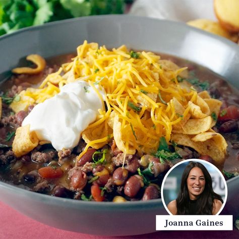 Pioneer Women Beef Stew, Simple Chili Recipe, Simple Chili, Joanna Gaines Recipes, Spicy Chili Recipe, Bean Quinoa, Beef Tip Recipes, Garbanzo Bean, Chili Toppings