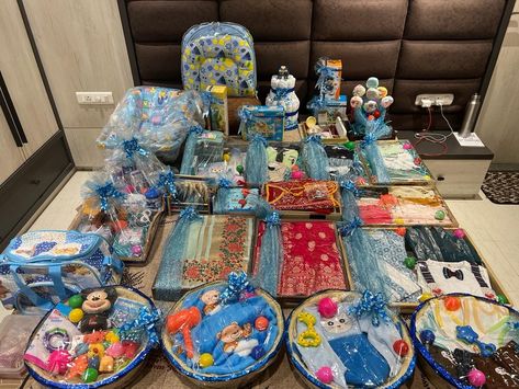 Baby products packing New Born Baby Boy Gift Packing, Seervarisai Thattu, Baby Shower Packing Ideas, Baby Gift Packing Ideas, Wedding Packings, Baby Gift Packs, Baby Shower Hamper, Newborn Baby Bedding, Baby Captions