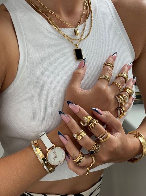 Wife Nails, Dope Jewelry Accessories, Stile Hijab, Mob Wife, Luxe Jewelry, Jewelry Accessories Ideas, Dope Jewelry, Chunky Jewelry, Jewelry Fashion Trends