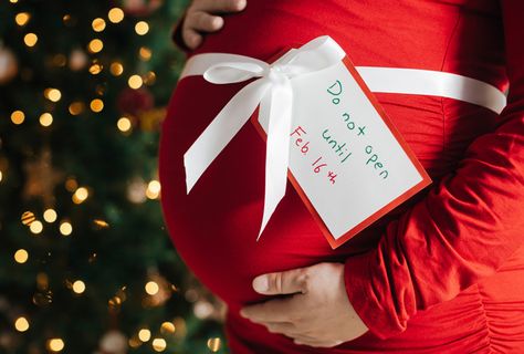 60 Baby Announcement Ideas for Christmas | Shutterfly Maternity Christmas Pictures, Christmas Pregnancy Photos, Winter Maternity Pictures, Christmas Maternity, Photo Bb, Winter Maternity Photos, Baby Bump Pictures, Gifts Drawing, Cute Pregnancy Pictures