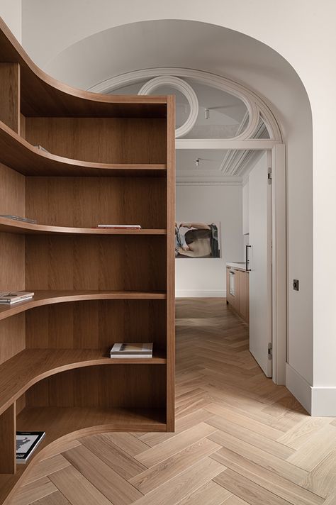 Shelf Detail Design, Curved Shelving Unit, Curved Open Shelving, Bookcase In Wall, Curved Millwork, Living Room Joinery, Curved Shelving, Round Bookshelf, Bibliotheque Design