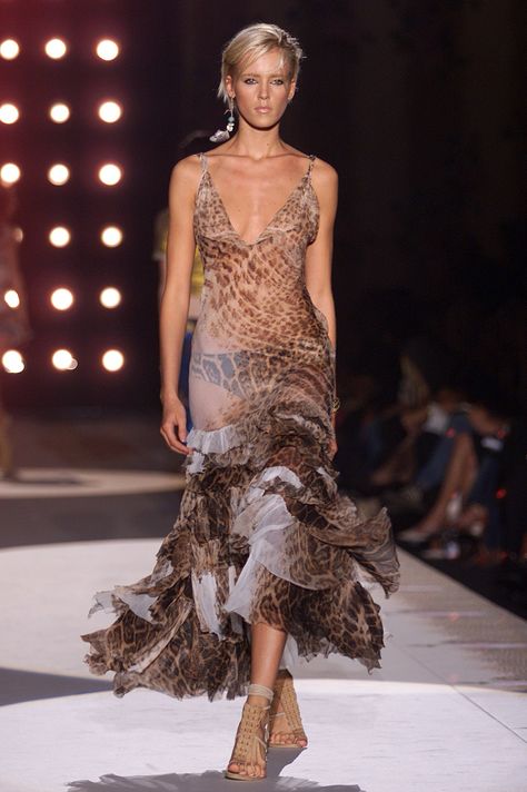 Roberto Cavalli Spring 2002 Ready-to-Wear https://www.vogue.com/fashion-shows/spring-2002-ready-to-wear/roberto-cavalli Haute Couture Looks, Roberto Cavalli Dress, Cavalli Dress, Aesthetic Outfit Ideas, Iconic Dresses, Mood Board Fashion, Runway Collection, Stage Outfits, Roberto Cavalli