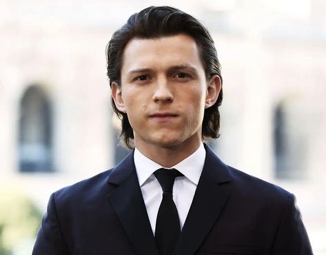 tom holland long hair 2022 Men With Long Hair Aesthetic, Tom Holland Long Hair, Uncharted Movie, Long Hair Aesthetic, Long Hair Men, Men With Long Hair, Male Outfit, Parker Spiderman, Peter Parker Spiderman