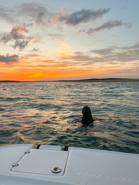 Sunset Swim, Yatch Boat, Lake Aesthetic, Boat Summer, Boat Girl, Summer Boats, Lake Girl, Lake Boat, Aesthetic Sunset