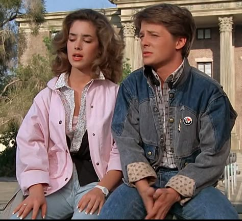 Marty McFly's 1985 two tone denim jacket screenshot for costume reference from Back to the Future. 80s Diy Costume, Marty Mcfly Costume, Chicas Punk Rock, 80’s Aesthetic, 1980s Outfits, 1980s Costume, Look 80s, Future Costume, 80s Party Outfits