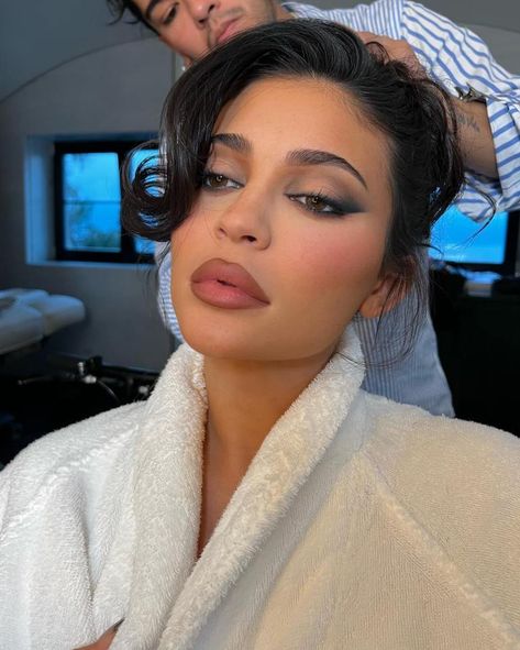 KHLOE Kardashian CURSED at Kylie Jenner for her new glam video from Italy. The 24-year-old and her sister are at Kourtney Kardashian and Travis Barker’s lavish weekend wedding. Kylie, 24, shared a slice of her beauty routine while in Italy. In her May 21st post, she shared photos and a video as she clasped her […] Make Kylie Jenner, Maquillage Kylie Jenner, Siren Eyes, Cruelty Free Makeup Brands, Kylie Makeup, Jenner Makeup, Kylie Jenner Makeup, Glam Makeup Look, Kylie Kristen Jenner