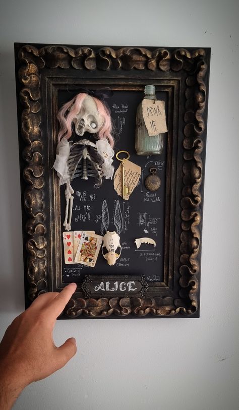 This Alice in Wonderland Gothic Frame is perfect for your home spooky decor and horror aesthetic lovers. OOAK  handmade  30x40cm Wood frame Creepy Picture Frames Diy, Halloween Crafts Aesthetic, Diy Oddities, Gothic Victorian Home Decor, Diy Gothic Decor, Alice In Wonderland Home Decor, Diy Horror, Gothic Room Decor, Altered Art Canvas