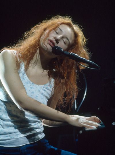 Love Pain, Quoi Porter, Tori Amos Aesthetic, Tori Amos 90s, 90s People, Backless Vest, 90s Bands, Pj Harvey, Tori Amos