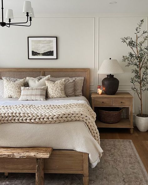 Bedroom With Oak Bed, Oak Bed Bedroom Ideas, Neutral Bedroom Decor Dark Wood, Wooden Bed Styling, Light Oak Bed, Moody Cosy Bedroom, Cosy Bed Ideas, Modern Rustic Bedroom Ideas Master Suite, Timeless Master Bed