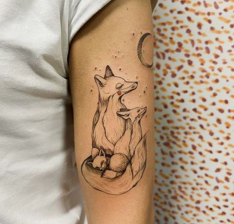 Fox Tattoo Ideas, Fox Tattoo Design, Baby Tattoo Designs, Fox Family, Circle Tattoos, Insect Tattoo, Mother Tattoos, Sketch Tattoo Design, Fox Tattoo