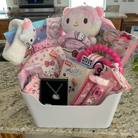 Hello Kitty Gold Mind GIft Basket Cute Hello Kitty Gifts, Kids Gift Baskets For Christmas, Hello Kitty Burr Basket, Hello Kitty Christmas Gifts, Home Made Gifts For Friends, Hello Kitty Gift Baskets, Hello Kitty Gift Box, Hello Kitty Basket, Pink Gift Basket