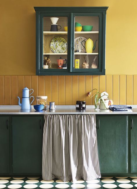 Whether you prefer English or French varieties, mustard belongs on more than just your condiments shelf in the kitchen this autumn. Why not add a dash of warmth to your crockery? Choosing a statement mustard teapot or tea towels is a simple, transient way to try the colour. Image credit: Annie Sloan Mustard Kitchen, Mustard Yellow Kitchens, Yellow Painted Walls, Yellow Kitchen Walls, Colourful Kitchen, Green Kitchen Cabinets, Kitchen Paint Colors, Yellow Kitchen, Style Deco