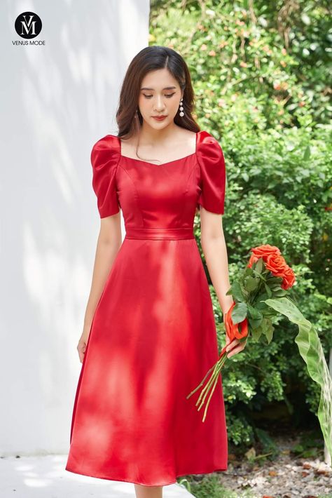 Satin Frocks For Women Western, Satin Frock Design, Red Frock Design, Satin Frocks For Women, Satin Frock, Church Ootd, Floral Long Frocks, Red Frock, Frock Models