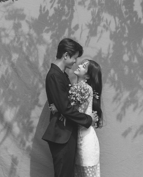 Korean Engagement Photos, Couples Candid Photography, Prenuptial Photoshoot, Pre Wedding Photoshoot Props, Korean Wedding Photography, Pre Wedding Photoshoot Outfit, Wedding Photo Studio, Wedding Portrait Poses, Wedding Photoshoot Props