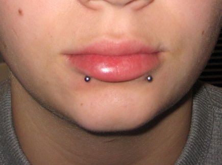 I want these!!! Snake Bite Lip Piercing Jewelry, Snake Bites Jewelry, Snake Bites Piercing Aesthetic, Snakes Bites, Snake Bites Lip Piercing, Piercings Snake Bites, Snake Bite Piercing Tongue, Snakebite Piercing, Snakebites Piercings