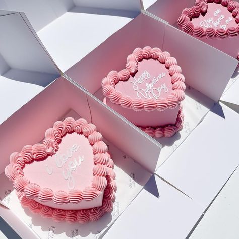 Hart Cake, Mini Valentine Cakes, Valentines Cakes And Cupcakes, Heart Cake Design, Heart Birthday Cake, King Cake Recipe, Design Chocolate, Cake For Boyfriend, Sweet Surrender