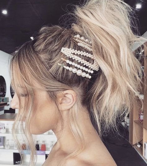 Barrets Hairstyles, How To Wear Barrettes, How To Wear Hair Clips, Messy Ponytail Hairstyles, Pearl Hair Clips, Balayage Blond, Clip Hairstyles, Snap Clips, Pearl Hair