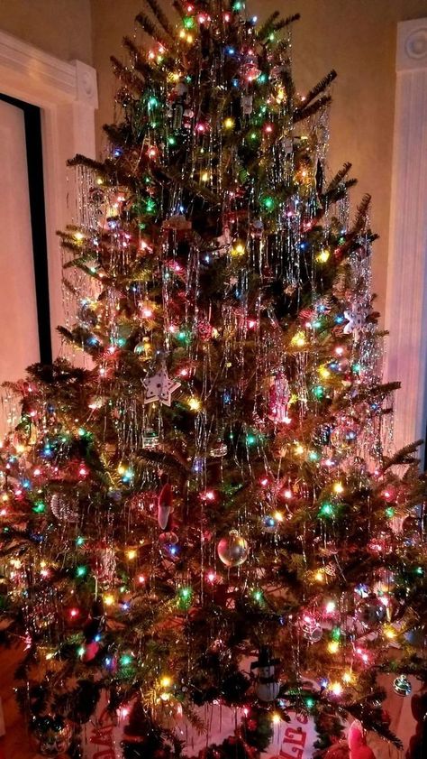 Colourful Christmas Aesthetic, 1980s Christmas Decorations, 80s Christmas Tree, Indie Christmas Aesthetic, 90s Christmas Decorations, Christmas 90s Aesthetic, 80s Christmas Aesthetic, 80s Christmas Decorations, 90s Christmas Aesthetic