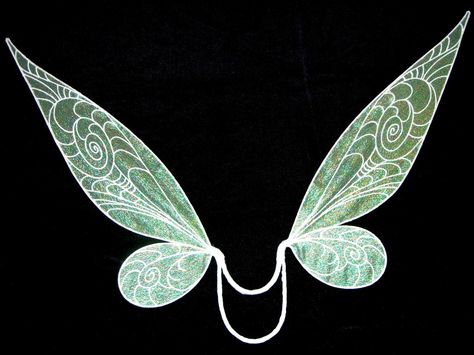 The Tink wings are highly reflective and super sparkly Tinkerbell Cosplay, Tinkerbell Wings, Tinkerbell Costume, Tattoo Disney, Cosplay Wings, Tinkerbell Fairies, Disney Tinkerbell, Black And White Stars, Fairy Birthday Party