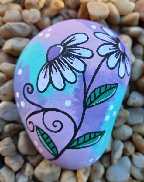 Painted Rocks Ideas For Spring, Flower Rock Painting Ideas, Flower Rock Painting, Rock Painting Flowers, Ladybug Rocks, Easy Flower Painting, Diy Rock Art, Rock Flowers, Rock Painting Ideas