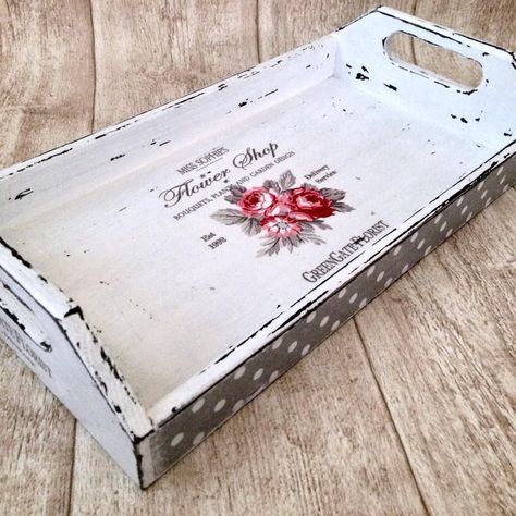 Diy Serving Tray, Decoupage Wood, Decoupage Tray, Painted Trays, Decoupage Diy, Decoupage Furniture, Diy Tray, Decoupage Box, Vintage Trays