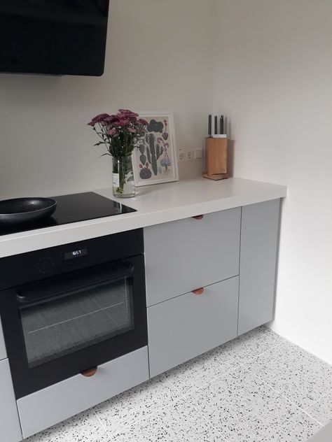 Terrazo Flooring Kitchen, Grey Kitchen Black Handles, Terrazo Kitchen Floor, Grey Terrazzo Kitchen, White Stone Kitchen, Terrazzo Tile Kitchen, Terrazzo Flooring Kitchen, Terrazzo Kitchen Floor, Stone Kitchen Counter