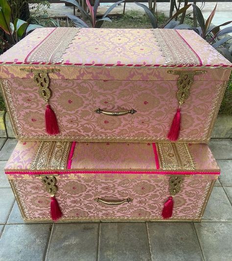 Trunk Wedding Decor, Rukvat Ideas, Trunk Decorating Ideas, Wedding Dress Box, Handmade Wedding Decorations, Kalash Decoration, Decorative Trunks, Wedding Favours Magnets, Thali Decoration Ideas