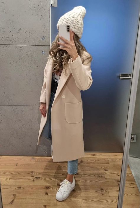 Beige Parka Outfit, Parka Outfit, Winter Fashion Outfits Casual, Athleisure Casual, Transition Outfits, Mama Style, Winter Fashion Outfits, Elegant Outfit, Madrid