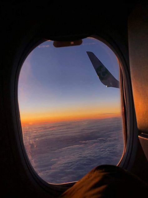 La place prêt du hublot Hublot Avion, Photo Avion, Air Port, Photo Voyage, Plane Window, Airplane Window, Plane Travel, Voyage Europe, Night City