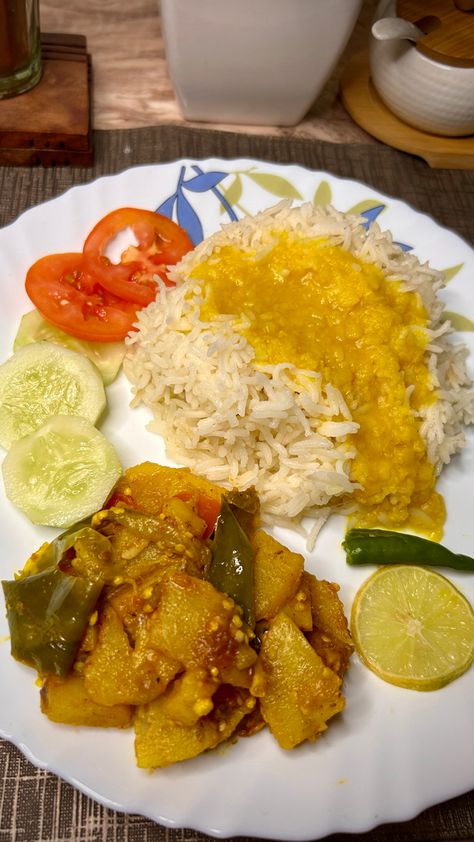 Perfect Desi Indian Lunch Yellow Dal, Lunch Snap, Mix Veg, Indian Lunch, Make Lunch, Making Lunch, Healthy Homemade Recipes, Food Names, Indian Snacks