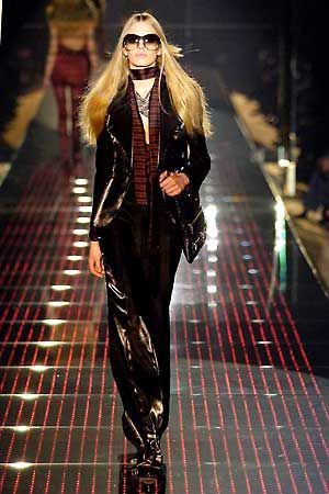 Gucci Runway Outfits 90s, Gucci Vintage Runway, Asian Street Wear, Gucci Fall 2002, Gucci Fall 2020 Ready To Wear, Gucci Menswear Runway, Gucci Suit, Tom Ford Gucci, Gucci Runway