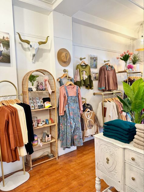 Small Boutique Interior Design Ideas, Boutique Store Design, Small Boutique Interior Design, Small Boutique Interior, Making Outfits, Vintage Store Displays, Boho Store, Business Aesthetic, Clothing Store Design