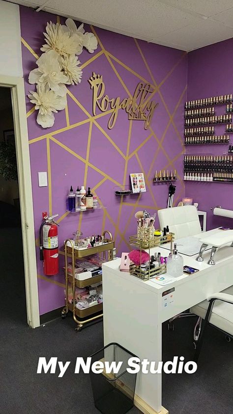 Decor Nail Salon, Home Nail Salon Ideas, Parlour Design, Beauty Shop Decor, Makeup Studio Decor, Nail Room Ideas, Tech Room, Nail Salon Interior Design, Nail Salon Interior