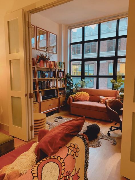 Apartment Inspiration New York, New York Apartment Design, Nyc Vintage Apartment, Author Office Aesthetic, New York Reality, New York Apartment Interior Design, Cute New York Apartment, 2 Rooms Apartment Design, Office In Apartment