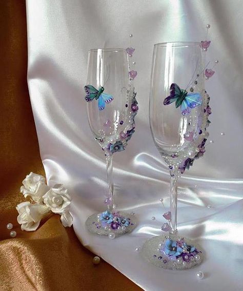 Butterfly Champagne Glasses, Quince Wine Glasses, Bridal Wine Glasses, Butterfly Garden Party, Sweet 15 Party Ideas, Wedding Wine Glasses, Quince Decorations, Quinceanera Decorations, Decorated Wine Glasses