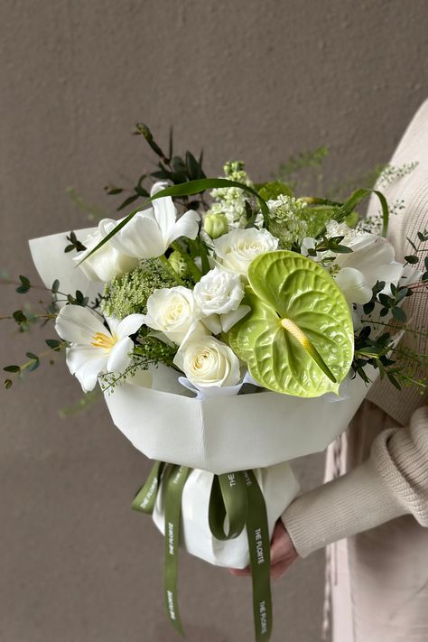 White Green Flower Bouquet, White And Green Flower Bouquet, White And Green Flower Arrangements, Flower Bouquet Green, White Green Bouquet, Green Flower Bouquet, White And Green Bouquet, Flower Bouquet Wrapping, Luxury Flower Arrangement