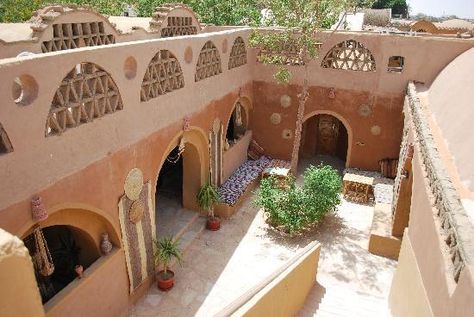 Eskaleh Nubian Ecolodge: Courtyard Abu Simbel - Egypte Internal Perspective, Lodge Architecture, Nubian Architecture, Nubian Style, Hassan Fathy, Minimalist Furniture Design, Architect Student, African Architecture, Abu Simbel