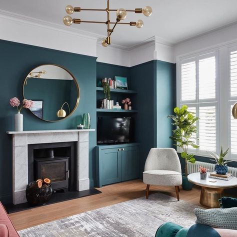 Farrow & Ball on Instagram: “We've said it before and we'll say it again, #InchyraBlue and #AllWhite is a match made in heaven 💘 Design @clareeliseinteriors 📸…” Teal Walls Living Room, Dark Teal Living Room, Teal Living Rooms, Feature Wall Living Room, Teal Walls, Cosy Living Room, Transitional Living, Transitional Living Rooms, Blue Living Room