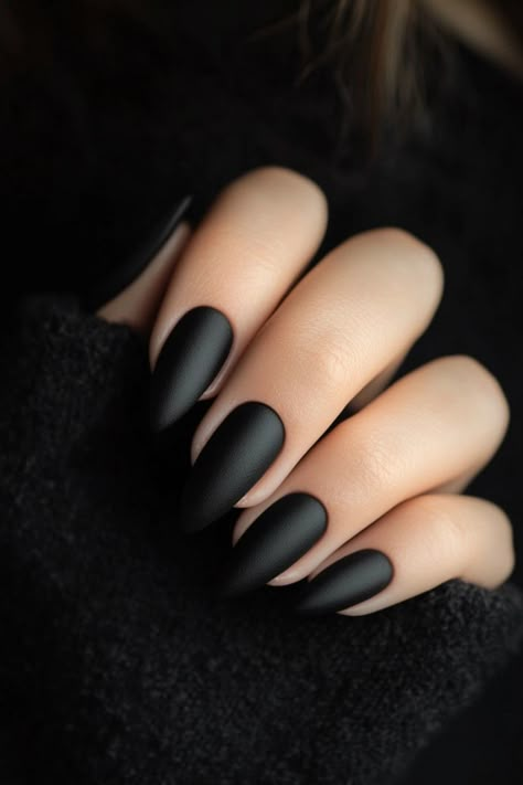 From Matte to Metallics: 33 Fall Nail Color Ideas You Can't Miss Matte Black Nails, Nail Colors Winter, Fall Nail Trends, Nagellack Trends, Matte Nails Design, Plaid Nails, Winter Nail Designs, Fall Nail Colors, Dark Nails