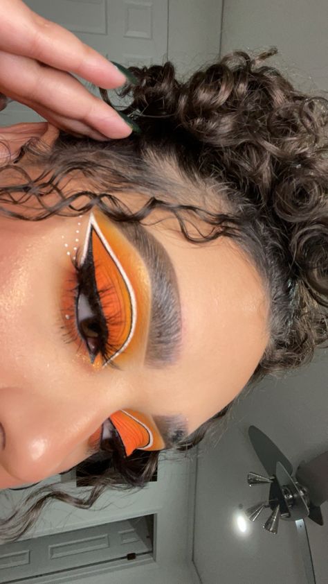 Nemo Eye Makeup, Goldfish Makeup Halloween, Nemo Inspired Makeup, Nemo Costume Women, Nemo Makeup Face, Finding Nemo Makeup Ideas, Finding Nemo Jr Makeup, Clown Fish Makeup, Theatre Makeup Ideas