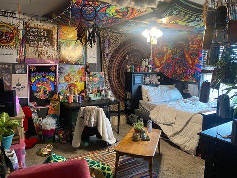 Chaotic House Aesthetic, Room Ideas Chaotic, Chaotic Bedroom Ideas, Chaotic Bedroom Aesthetic, Chaotic Room Decor, Chaotic Apartment, Grunge Room Inspiration, Chaotic Decor, Chaotic Bedroom