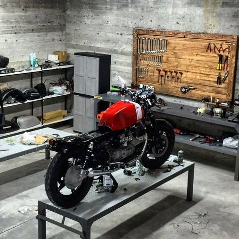 Officine In Garage, Bike Garage, Motorcycle Workshop, Diy Motorcycle, Cool Garages, Motorcycle Shop, Motorcycle Garage, Garage Work Bench, Cafe Racer Bikes