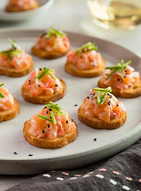 These party-ready canapés are topped with fresh salmon tartare and pickled ginger for added kick! Italian Appetizers Easy, Salmon Tartare, Canapes Recipes, Tomato Bruschetta, Pickled Ginger, Holiday Snacks, Star Food, Easy Appetizer Recipes, Appetizers Easy