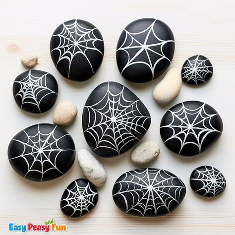 Rock Painting Ideas For Halloween, Painted Rocks For Halloween, Rock Painting Halloween Ideas, Halloween Arts And Crafts For Teens, Halloween Stone Painting Ideas, Black Rock Painting, Stone Painting Halloween, Black Painted Rocks, Holiday Rock Painting Ideas