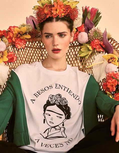 Frida Kahlo es homenajeada por Stradivarius en su última campaña Frida Kahlo Style, Mexican Fashion, Mexican Outfit, Asian Outfits, Mexican Style, Cool Tees, Asian Fashion, Online Clothing, Outfit Inspirations